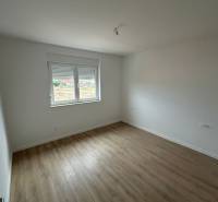 CHORVÁTSKO - Nové apartmány v pokojnej lokalite - SABUNIKE, Nin - Izba v 3-izbovom byte s podlahou s dreveným dekorom a bielymi stenami.