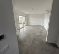 CHORVÁTSKO - Nové apartmány v pokojnej lokalite - SABUNIKE, Nin - Obývacia izba v 3-izbovom byte s terasou a šedou dlažbou.