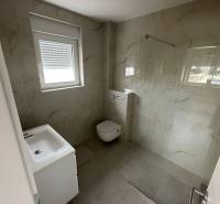 CHORVÁTSKO - Nové apartmány v pokojnej lokalite - SABUNIKE, Nin - Kúpeľňa v 3-izbovom byte s umývadlom, toaletou a sprchovým kútom so sklenenou stenou.