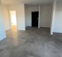 CHORVÁTSKO - Nové apartmány v pokojnej lokalite - SABUNIKE, Nin - Interiér 3-izbového bytu s veľkými dlaždicami a bielymi stenami.