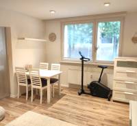 2-izbový byt, 49 m2, Cabanova ul., Bratislava - Dúbravka - Na ulici Cabanova, útulný 2-izbový byt s jedálňou, stacionárnym bicyklom a skrinkou.