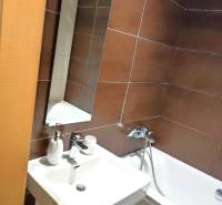 2-izbový byt, 49 m2, Cabanova ul., Bratislava - Dúbravka - Kúpeľňa s bielym umývadlom a vaňou, hnedé obklady, na ulici Cabanova.