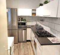 2-izbový byt, 49 m2, Cabanova ul., Bratislava - Dúbravka - Kuchyňa s moderným zariadením a linkou v 2-izbovom byte na ulici Cabanova.