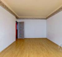 3-izbový byt S GARÁŽOU, Podolínec, ulica Družstevná - Izba v 3-izbovom byte s podlahou s dreveným dekorom a bielymi stenami.