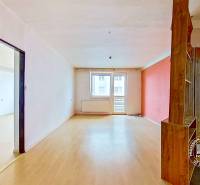 3-izbový byt S GARÁŽOU, Podolínec, ulica Družstevná - Priestranný interiér 3-izbového bytu s podlahou s dreveným dekorom a balkónom.