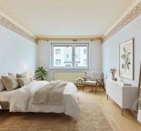 3-izbový byt S GARÁŽOU, Podolínec, ulica Družstevná - Spálňa s posteľou, koberec, kreslo, dekorácie, podlaha s dreveným dekorom.