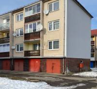 3-izbový byt S GARÁŽOU, Podolínec, ulica Družstevná - Bytový dom na Družstevnej v Podolínci, s 3-izbovým bytom a garážami, snehová pokrývka.