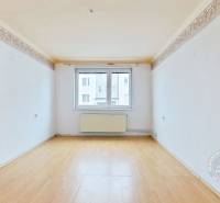 3-izbový byt S GARÁŽOU, Podolínec, ulica Družstevná - Izba s bielymi stenami a podlahou s dreveným dekorom v 3-izbovom byte.