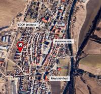 3-izbový byt S GARÁŽOU, Podolínec, ulica Družstevná - Letecký pohľad na časť Podolínca, vrátane Družstevnej ulice a polohy 3-izbového bytu.