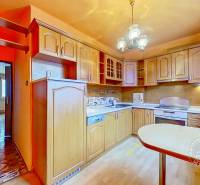 3-izbový byt S GARÁŽOU, Podolínec, ulica Družstevná - Kuchyňa v 3-izbovom byte so vstavanými spotrebičmi a podlahou s dreveným dekorom.