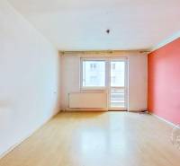 3-izbový byt S GARÁŽOU, Podolínec, ulica Družstevná - Izba 3-izbového bytu s podlahou s dreveným dekorom a balkónom.