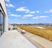 3i. BYT S VLASTNÝM TEP. ČERPADLOM + KLIMATIZÁCIA A EXTERIÉROVÉ ŽALÚZIE - Exteriér v Slovenskom Grobe na Dúhovej ulici, výhľad z 3-izbového bytu.