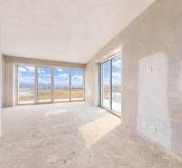 3i. BYT S VLASTNÝM TEP. ČERPADLOM + KLIMATIZÁCIA A EXTERIÉROVÉ ŽALÚZIE - Svetlá miestnosť s veľkými oknami v 3-izbovom byte.