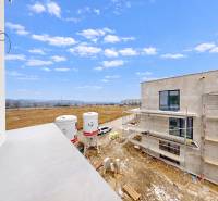 3i. BYT S VLASTNÝM TEP. ČERPADLOM + KLIMATIZÁCIA A EXTERIÉROVÉ ŽALÚZIE - Stavenisko na Dúhovej ulici v Slovenskom Grobe vedľa 3-izbového bytu s výhľadom.