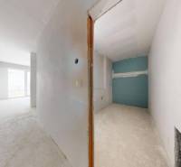 3i. BYT S VLASTNÝM TEP. ČERPADLOM + KLIMATIZÁCIA A EXTERIÉROVÉ ŽALÚZIE - Neomietnuté steny a príprava na rekonštrukciu v 3-izbovom byte.