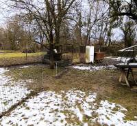 Pekný stavebný pozemok v obci Krásnohorské Podhradie - Zasnežený pozemok na bývanie na Mierovej ulici v Krásnohorskom Podhradí.