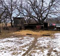 Pekný stavebný pozemok v obci Krásnohorské Podhradie - Zasnežené pozemky na bývanie so stromami na Mierovej ulici v Krásnohorskom Podhradí.