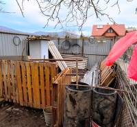 Pekný stavebný pozemok v obci Krásnohorské Podhradie - Pozemky - bývanie na Mierovej ulici v Krásnohorskom Podhradí s materiálmi a sudmi.