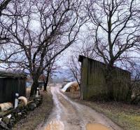 Pekný stavebný pozemok v obci Krásnohorské Podhradie - Blatová cesta s mlákami vedie popri stodolách v Krásnohorskom Podhradí na Mierovej. Pozemky - bývanie.