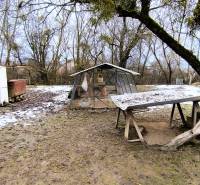 Pekný stavebný pozemok v obci Krásnohorské Podhradie - Zasnežený dvor na Mierovej ulici v Krásnohorskom Podhradí, pozemky - bývanie.