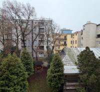 Predaj 3 izbový byt, 86 m2, Francisciho ul, Staré mesto, BAI . - Dvory v Bratislave - Starom Meste na Francisciho ulici. Budovy, zeleň, stromy a altánok.