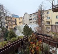 Predaj 3 izbový byt, 86 m2, Francisciho ul, Staré mesto, BAI . - Pohľad z balkóna 2-izbového bytu na Francesciho ulici v Bratislave – Staré Mesto.