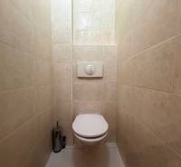 Predaj 3 izbový byt, 86 m2, Francisciho ul, Staré mesto, BAI . - Toaleta s bielym obkladom a vstavaným záchodom v 3-izbovom byte.