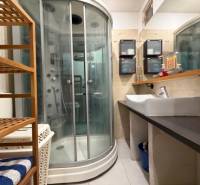 Predaj 3 izbový byt, 86 m2, Francisciho ul, Staré mesto, BAI . - Kúpeľňa so sprchovacím kútom a umývadlom s dreveným dekorom, 3-izbový byt.