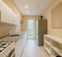 Predaj 3 izbový byt, 86 m2, Francisciho ul, Staré mesto, BAI . - Kuchyňa s bielymi skriňami, sivou pracovnou doskou a spotrebičmi v 3-izbovom byte.