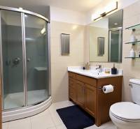 Predaj 3 izbový byt, 86 m2, Francisciho ul, Staré mesto, BAI . - Kúpeľňa s moderným sprchovým kútom a úložnými policami v 3-izbovom byte.