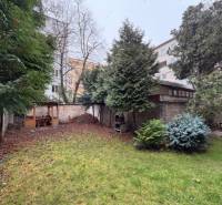 Predaj 3 izbový byt, 86 m2, Francisciho ul, Staré mesto, BAI . - Záhrada pri 2-izbovom byte na Francisciho ulici v Bratislave - Starom Meste.