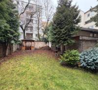 Predaj 3 izbový byt, 86 m2, Francisciho ul, Staré mesto, BAI . - Záhrada 3-izbového bytu s altánkom v Bratislave na Francisciho ulici.