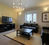 Predaj 3 izbový byt, 86 m2, Francisciho ul, Staré mesto, BAI . - Obývacia izba v 3-izbovom byte so sedacou súpravou, televíziou a orientálnym dekorom.