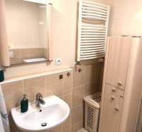 Novostavba s parkovaním 2 izbový byt, Jégeho ulica, BA II. Ružinov - Kúpeľňa s umývadlom, zrkadlom a skriňou v 2-izbovom byte.