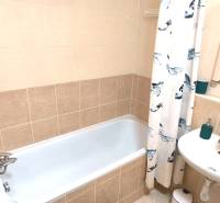 Novostavba s parkovaním 2 izbový byt, Jégeho ulica, BA II. Ružinov - Kúpeľňa v 2-izbovom byte s vaňou, umývadlom a kúpeľňovými obkladmi.