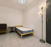 | 2i byt v rodinnom dome | 65 m | Bratislavská | Záhorská B. - Jednolôžková izba s kreslom a stojacou lampou v rodinnom dome.