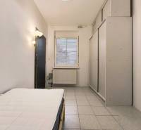 | 2i byt v rodinnom dome | 65 m | Bratislavská | Záhorská B. - Izba v rodinnom dome s posteľou, šatníkom a oknom, podlaha s dlažbou.