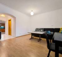 | 2i byt v rodinnom dome | 65 m | Bratislavská | Záhorská B. - Obývačka v rodinnom dome s podlahou s dreveným dekorom, sedačkou a jedálenským stolom.