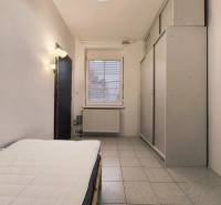 | 2i byt v rodinnom dome | 65 m | Bratislavská | Záhorská B. - Spálňa v rodinnom dome s posteľou, vstavanou skriňou a dlažbou.