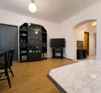 | 2i byt v rodinnom dome | 65 m | Bratislavská | Záhorská B. - Obývacia izba v rodinnom dome s podlahou s dreveným dekorom a moderným nábytkom.