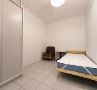 | 2i byt v rodinnom dome | 65 m | Bratislavská | Záhorská B. - Izba s posteľou, kreslom a šatníkovou skriňou v rodinnom dome.