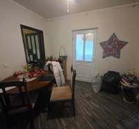 Útulný rodinný dom v tichej obci Hont, Maďarsko - Interiér rodinného domu so stolom a ozdobami, podlaha s dreveným dekorom.