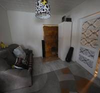 Útulný rodinný dom v tichej obci Hont, Maďarsko - Obývacia izba v rodinnom dome s pohodlnou sedačkou a dekoratívnym osvetlením.