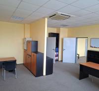 TOP CENA: Administratíva 420m2, Dúbravka - Kancelárie s kobercovou podlahou, nábytkom a bielou tabuľou na stene.