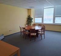 TOP CENA: Administratíva 420m2, Dúbravka - Zasadacia miestnosť s okrúhlym stolom a stoličkami v kancelárii.