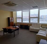 TOP CENA: Administratíva 420m2, Dúbravka - Priestranná kancelária s pohovkami, stolom a oknami s výhľadom na mestskú panorámu.