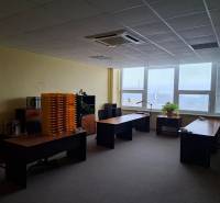 TOP CENA: Administratíva 420m2, Dúbravka - Interiér kancelárie s tromi písacími stolmi, rastlinami a výhľadom cez veľké okná.