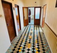 Na predaj 3 i RD v Partizánskom – Veľké Bielice, pozemok 1149 m2 - Chodba v Rodinnom dome s farebným geometrickým vzorom na podlahe.