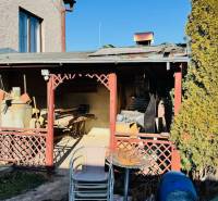 Na predaj 3 i RD v Partizánskom – Veľké Bielice, pozemok 1149 m2 - Exteriér rodinného domu na Veľkých Bieliciach v Partizánskom so starším uskladneným náradím.