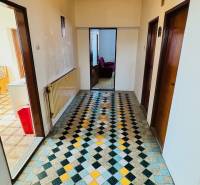 Na predaj 3 i RD v Partizánskom – Veľké Bielice, pozemok 1149 m2 - Chodba s farebnou dlažbou v rodinnom dome s drevenými dverami a radiátorom.